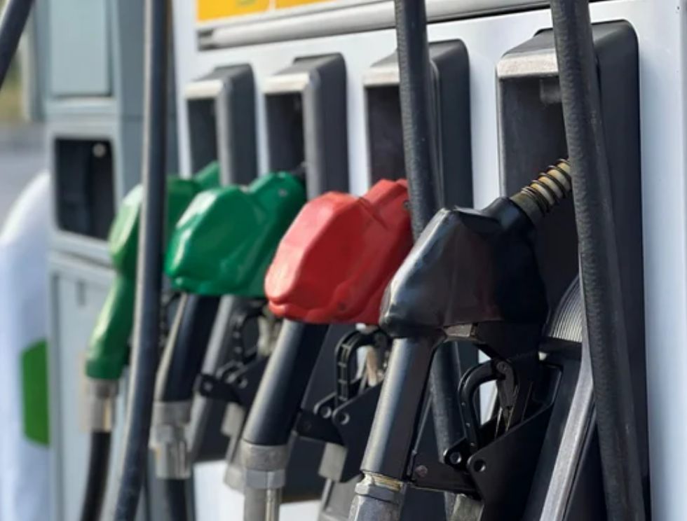 Surtidores de combustible en una estación de servicio